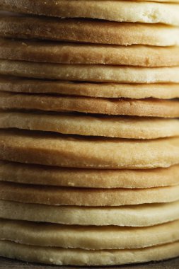 Danimarka tarzı kurabiyeleri ve aromalı ballı bisküvi. Gevrek lezzetli tatlı yemek ve yararlı kraker yığını. Gıda fotoğrafçılığı