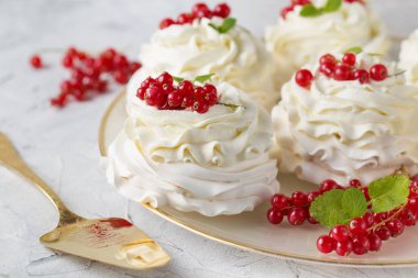 Pavlova krem ve taze yaz meyveleri ile pasta. Orman meyve ve nane ile Pavlova tatlı yakın çekim. Gıda fotoğrafçılığı