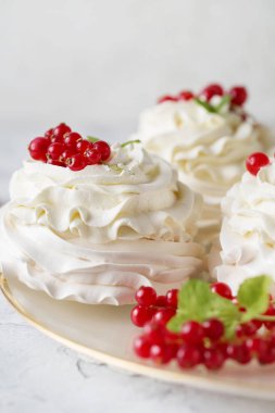 Pavlova krem ve taze yaz meyveleri ile pasta. Orman meyve ve nane ile Pavlova tatlı yakın çekim. Gıda fotoğrafçılığı