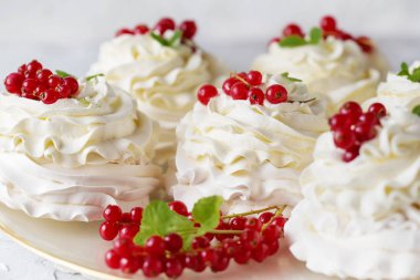 Pavlova krem ve taze yaz meyveleri ile pasta. Orman meyve ve nane ile Pavlova tatlı yakın çekim. Gıda fotoğrafçılığı