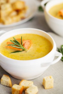 Balık çorbası ile Somon, peynir, patates ve otlar krem