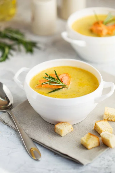 Fish cream soup with Salmon, cheese, Potatoes and herbs — Stock Image Fish cream soup with Salmon, cheese, Potatoes and herbs Stock Photo