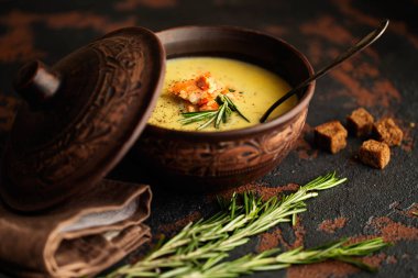 Balık çorbası somon, peynir, patates ve otlar beyaz ile krem