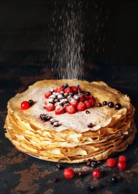 Çilek ile Rus krep ile pudra şekeri serpilir