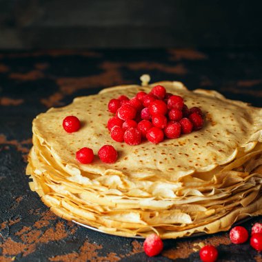 Meyveleri koyu arka plan önünde ile Rus krep. Panca