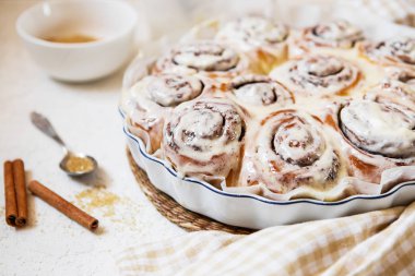 Cinnabon buns. Sinabon rulo krem peynir ve krem, chocol