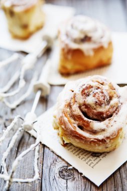 Cinnabon buns. Sinabon rulo krem peynir ve krem, chocol