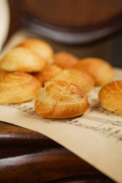 Zelfgemaakte profiteroles op het blad van de muziek met noten. Soesje — Stockfoto