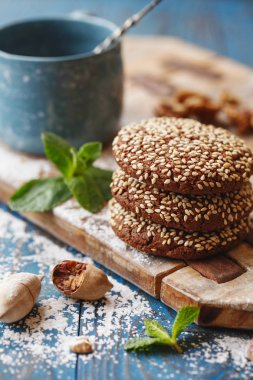 Susam ahşap tahta üzerinde çikolatalı kurabiye. 