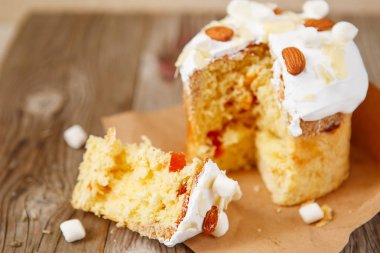 Paskalya kompozisyon. Rustik ahşap arka plan üzerinde Paskalya kek 