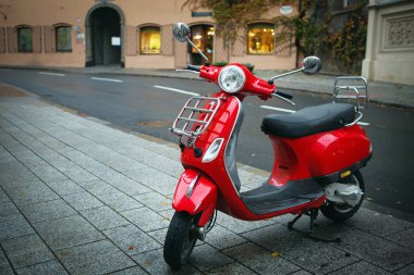 İkonik kırmızı Vespa, eski moda İtalyan motosiklet, Park 