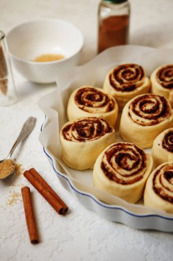 Cinnabon buns. Bir pişirme çanağı ham tarçın rulo