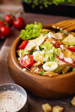 Kiraz domates ve bıldırcın yumurtası ile Sezar salatası 