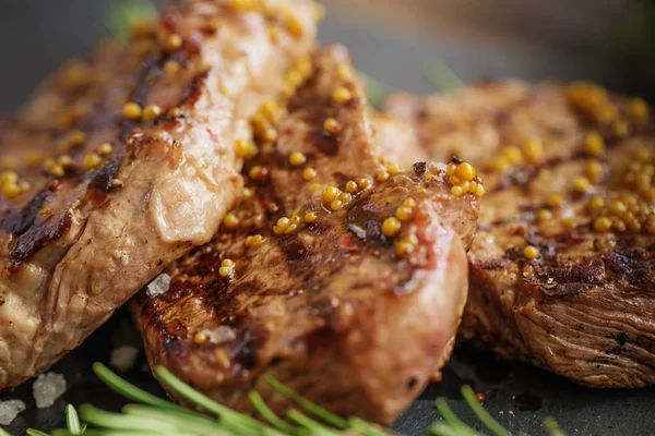 Filetes de res a la parrilla con especias. —  Fotos de Stock