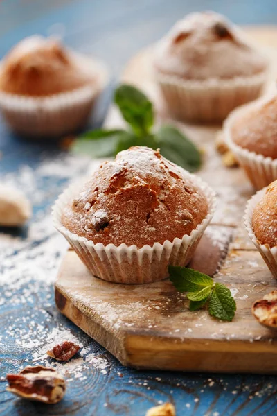 Zoete muffins. Zelfgemaakte bakkerij op houten achtergrond. Berry muffi — Stockfoto