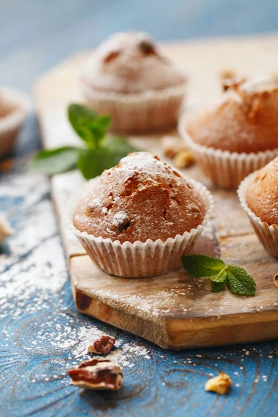 Sladké muffiny. Domácí pekárna na dřevěném podkladu. Muffi — Stock fotografie