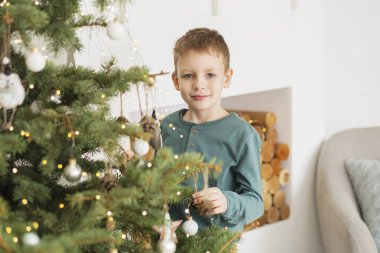 Küçük çocuk oyuncaklar ve topları ile noel ağacı dekorasyon. 