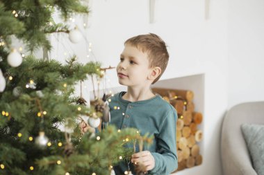 Küçük çocuk oyuncaklar ve topları ile Noel ağacı dekorasyon. Sevimli k