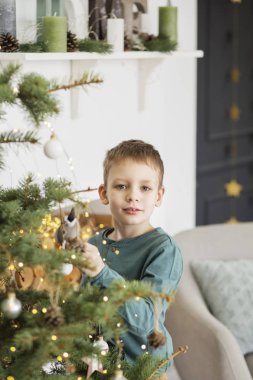 Küçük çocuk oyuncaklar ve topları ile Noel ağacı dekorasyon. Sevimli k