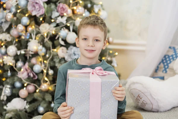 Lindo niño preparando el hogar para la celebración de Navidad. El concepto de Chr —  Fotos de Stock