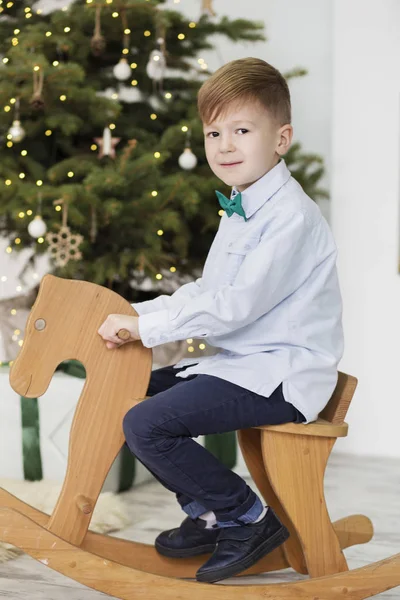 Porträtt av en söt liten pojke. Liten pojke bland julen dekora — Stockfoto