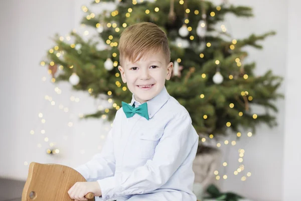 Portret van een schattige kleine jongen. Kleine jongen onder kerst decora — Stockfoto