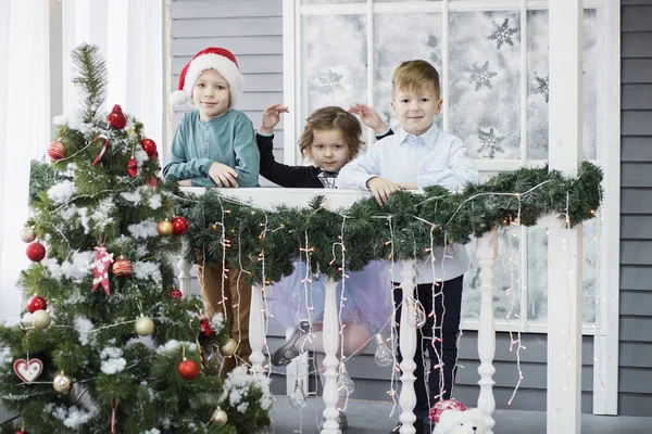 Kleine Kinder in Vorfreude auf Neujahr und Weihnachten. drei — Stockfoto