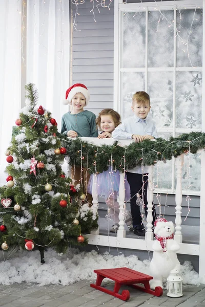 Små barn i väntan på nyår och jul. Tre — Stockfoto