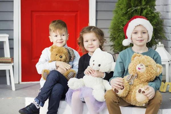 Små barn i väntan på nyår och jul. Tre — Stockfoto