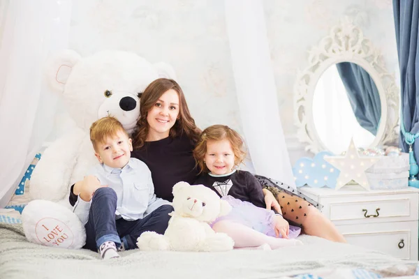 Portret van een gelukkige moeder en haar twee kleine kinderen - jongen en — Stockfoto