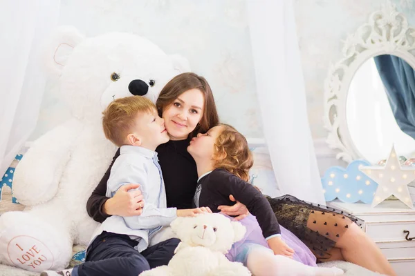 Portret van een gelukkige moeder en haar twee kleine kinderen - jongen en — Stockfoto