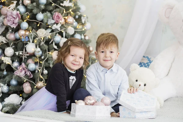 Retrato de uma criança feliz - menino e menina. Crianças em Chri — Fotografia de Stock