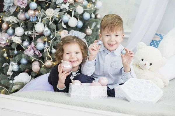 幸せな子供 - 男の子と女の子の肖像画。クリスマスに小さな子供たち — ストック写真