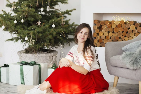 Πορτρέτο του μια όμορφη γυναίκα στο εσωτερικό με Χριστούγεννα Δεκ — Φωτογραφία Αρχείου