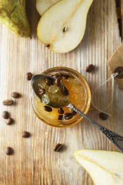 şekerlenmiş meyve jölesi. kahve çekirdekleri ile armut marmelat. Pe kavanozu
