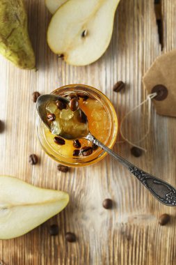 şekerlenmiş meyve jölesi. kahve çekirdekleri ile armut marmelat. Pe kavanozu