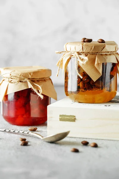 Dois frascos de compota caseira de frutas. marmelada de pêra com grãos de café — Fotografia de Stock