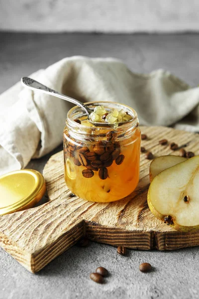 Kandný ovocný želé. hruškové marmelády s kávovou fazolí. Sklenice PE — Stock fotografie