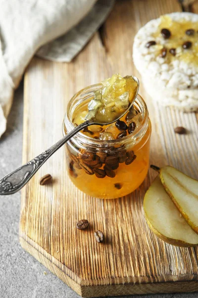 Конфетное фруктовое желе. грушевый мармелад с кофейными зёрнами. Jar of pe — стоковое фото