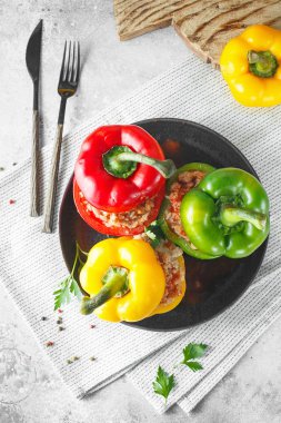 Pirinç ve kıyma ile renkli dolma biber. Dolma papr