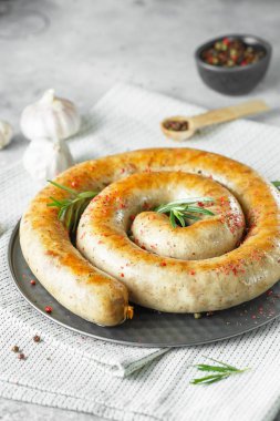 baharat ve otlar ile pişmiş ev yapımı sosis. Spiral ızgara hom