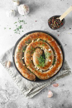baharat ve otlar ile pişmiş ev yapımı sosis, yakın. Spiral g