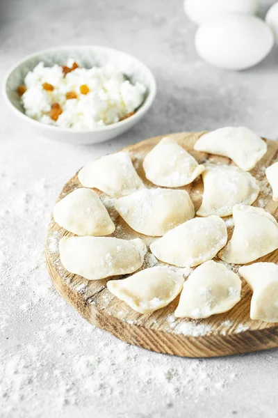 Ongekookte Cottage Cheese dumplings op een bord — Stockfoto