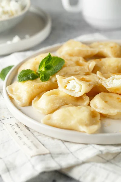 Dumplings, gevuld met kwark. Russisch, Oekraïens of Pol — Stockfoto