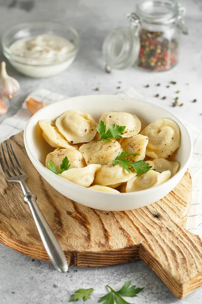 Vlees dumplings-Russische pelmeni, ravioli met vlees op een witte p — Stockfoto