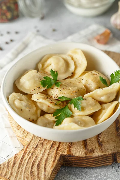 Vlees dumplings-Russische pelmeni, ravioli met vlees op een witte p — Stockfoto