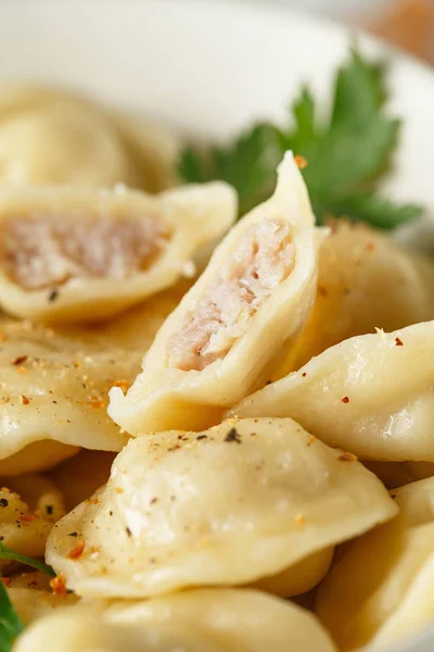 Albóndigas de carne - pelmeni ruso, ravioles con carne en una p blanca —  Fotos de Stock