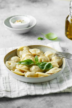 Et köfte - rus pelmeni, beyaz p et ile ravioli