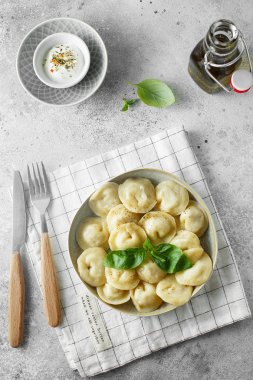 Et köfte - rus pelmeni, beyaz p et ile ravioli