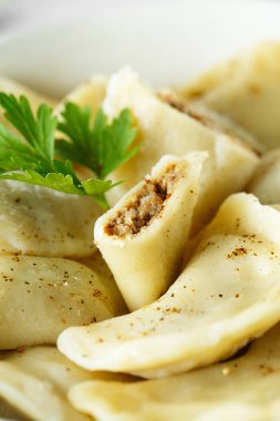 Köfte, patates püresi ve karaciğer püresi ile dolu. Rusça, Ukrai